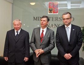 Vl&aacute;da pl&aacute;nuje, že Česko podm&iacute;nky pro přijet&iacute; eura spln&iacute; v roce 2013.
